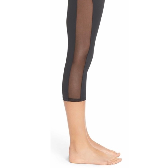 new Onzie ✦ Mesh Tux Stripe ✦ Yoga Cropped Capri Pants ✦ Black Medium / Large - Picture 9 of 12